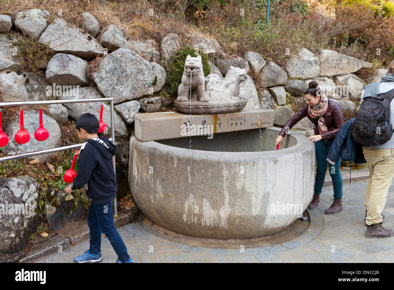 Öffentlichkeit trinken gut am buddhistischen Bulguksa Tempel - Gyeongju, Südkorea Stockfoto