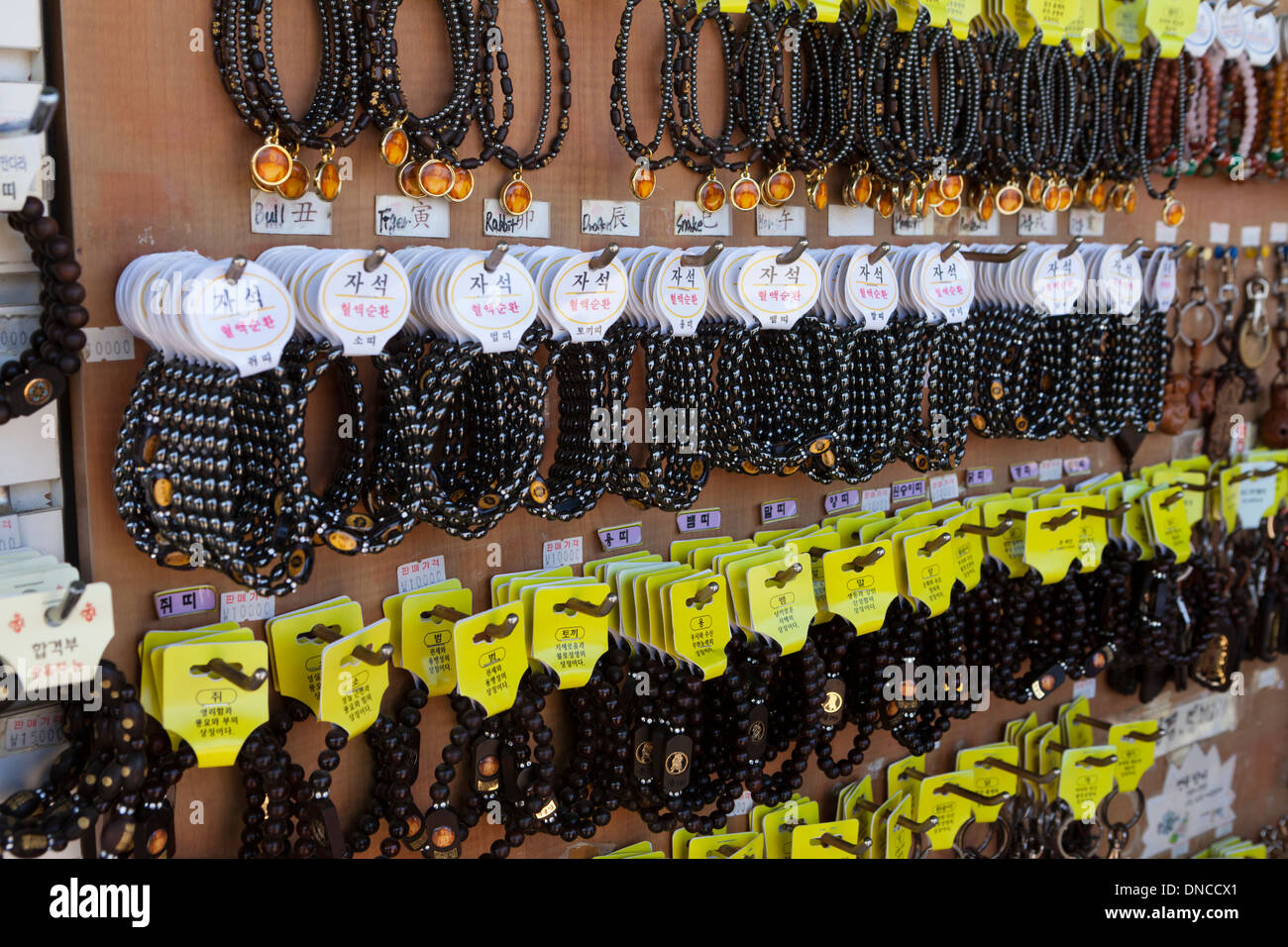 Buddhistische Gebetskette (Mala) zum Verkauf an Tempel Shop - Südkorea Stockfoto