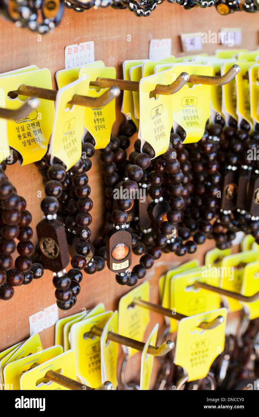 Buddhistische Gebetskette (Mala) zum Verkauf an Tempel Geschenk Shop - Südkorea Stockfoto