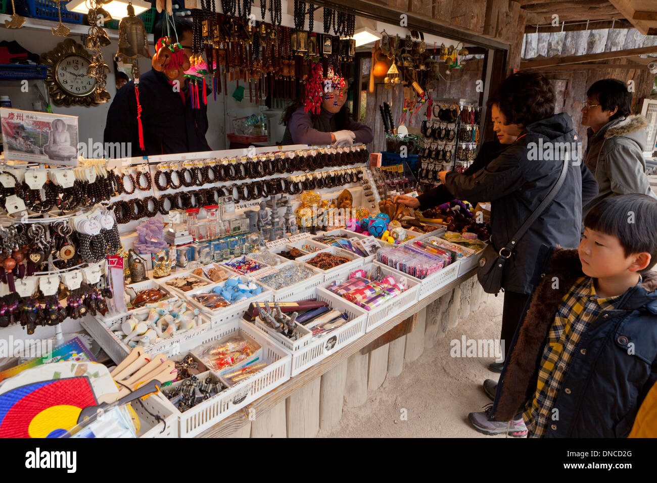 Menschen beim Einkaufen im buddhistischen Tempel Geschenk-Shop - Gyeongju, Südkorea Stockfoto