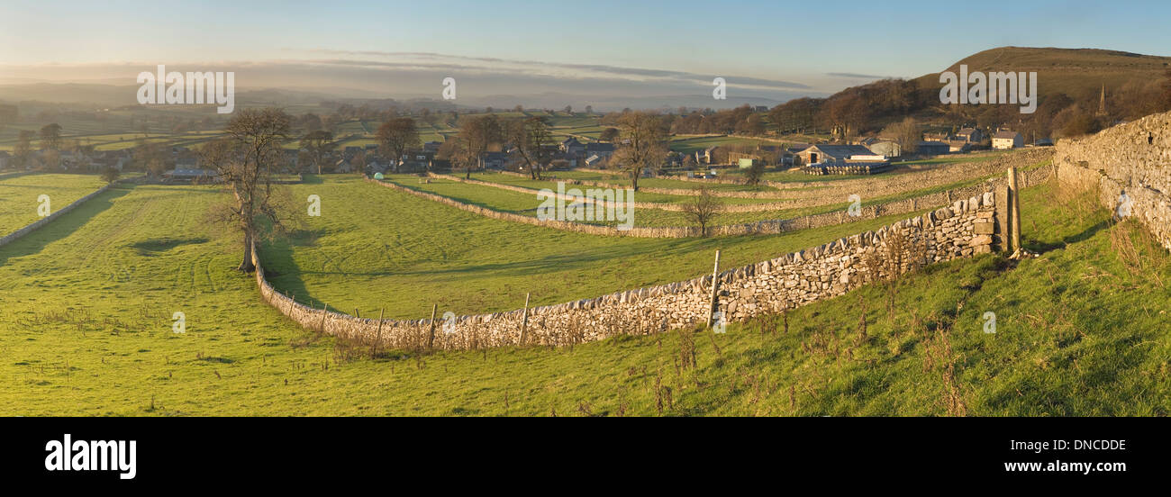 Trockenmauern umschließt die Felder rund um Chelmorton, Derbyshire. Die Sonne geht auf einen kalten November Tag Gießen Licht auf Stockfoto