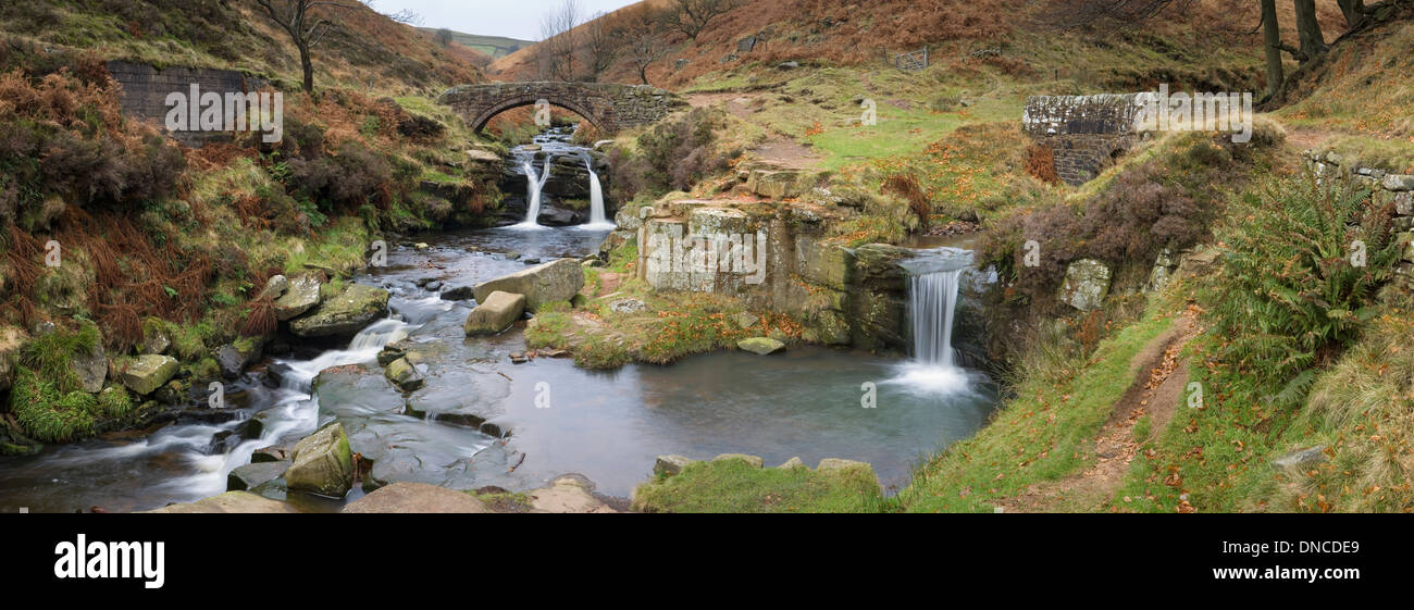 Lastesel Brücke und Wasserfälle bei drei Shires Kopf, Peak District. Stockfoto