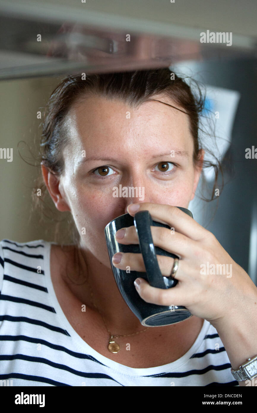 Polnische Frau 34 Jahre eine wohltuende Tasse Kaffee zu genießen. Zawady Zentralpolen Stockfoto