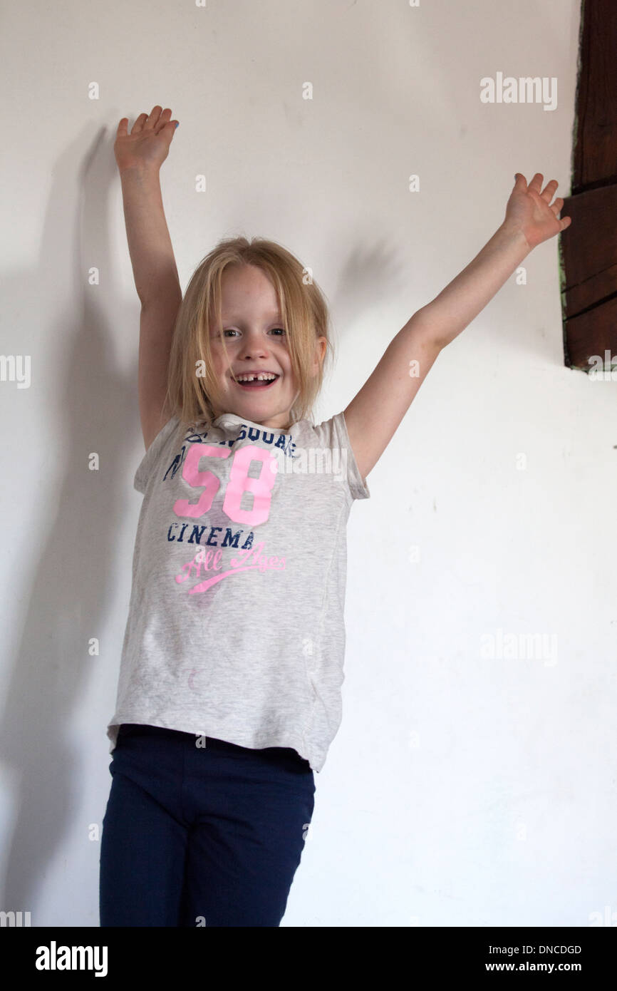 Begeistert junge Polin schreiend mit Arme in die Luft. Lodz Polen