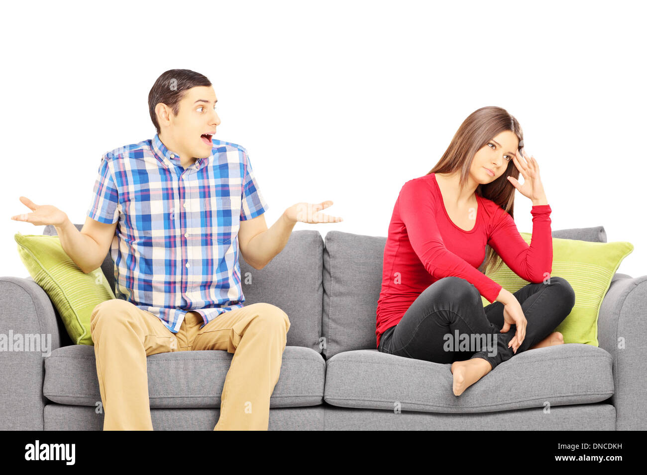 Jungen heterosexuellen Paaren, die auf einem Sofa sitzt, während eines Arguments Stockfoto