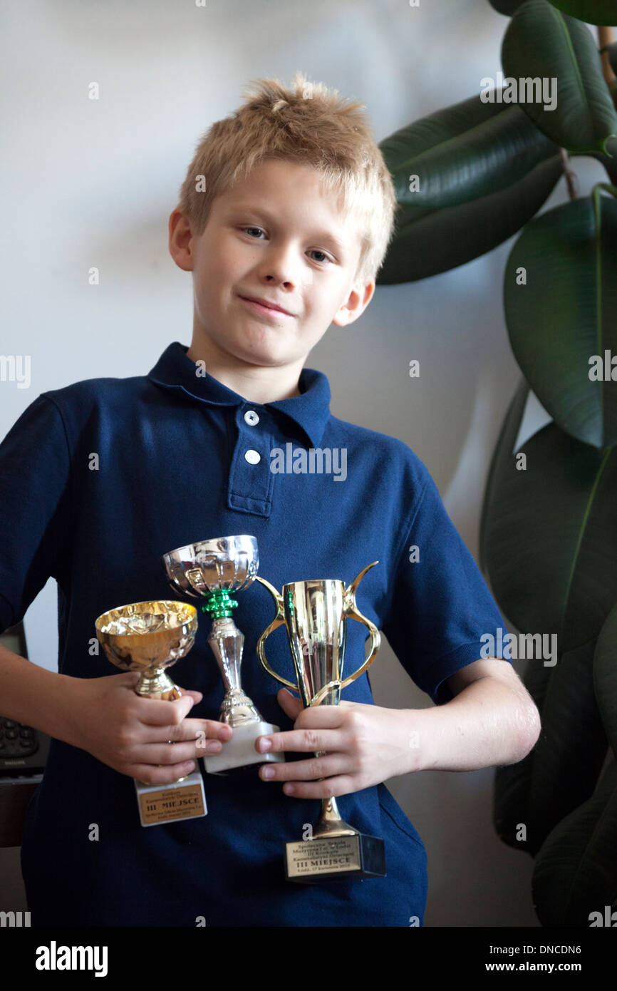 Polnischen jungen hält Alter von 10 Jahren stolz seine Trophäen für Violine spielen ein Konzert Kammermusik für Kinder. Lodz Polen Stockfoto