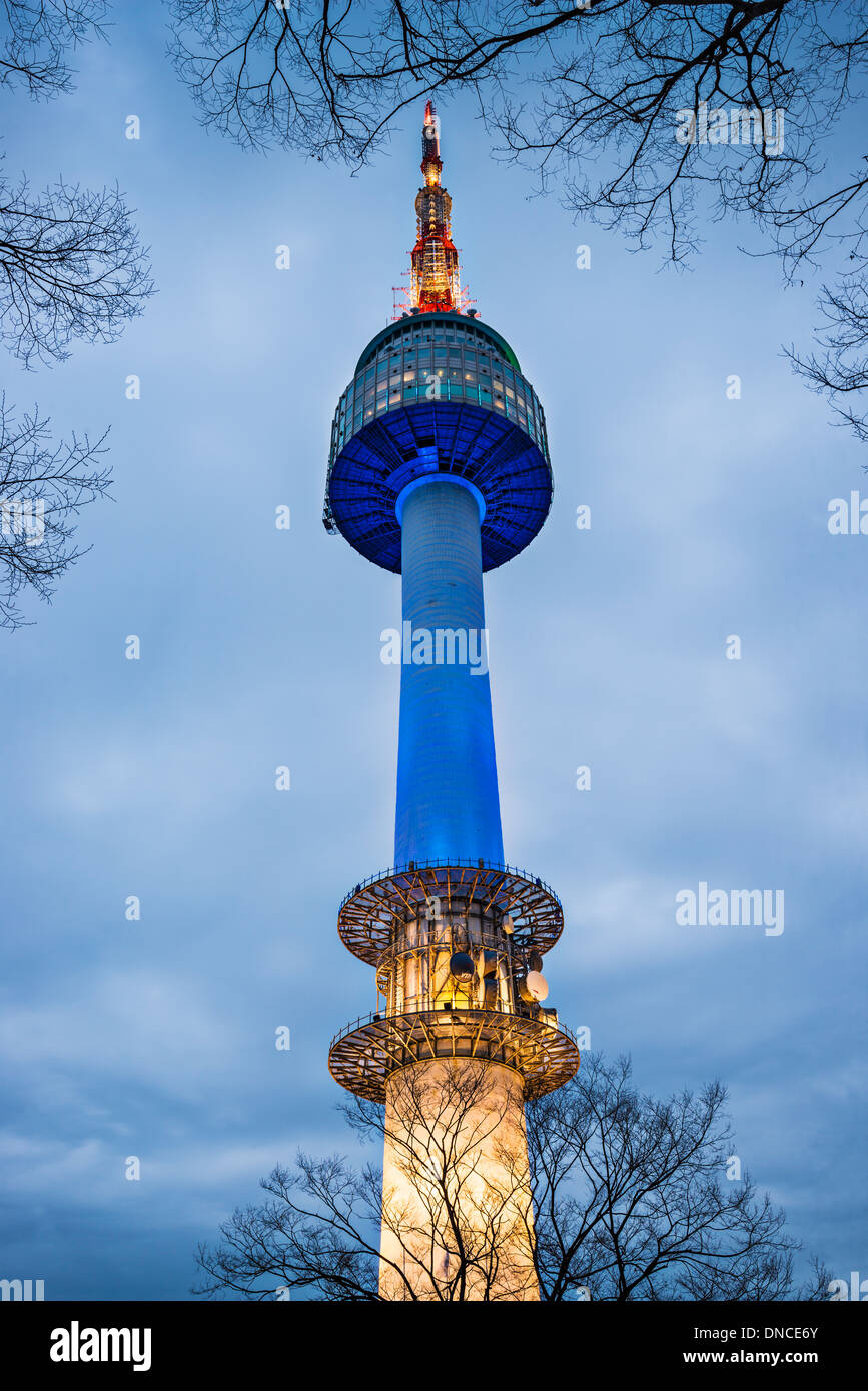N Seoul Tower in am Namsan Berg in Seoul, Südkorea. Stockfoto