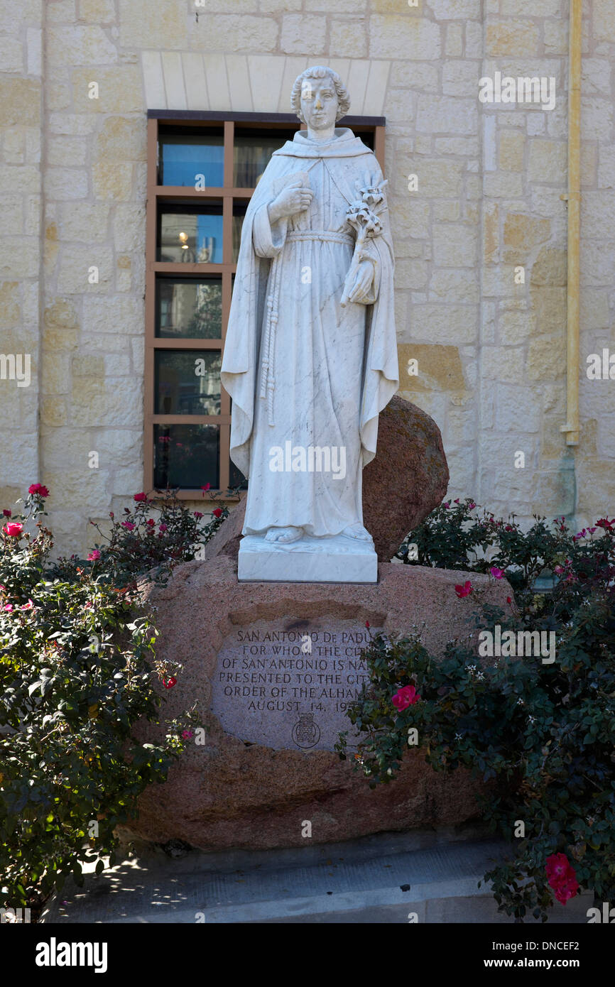 Statue des Hl. Antonius von Padua außerhalb San Fernando Kathedrale in San Antonio, Texas Stockfoto