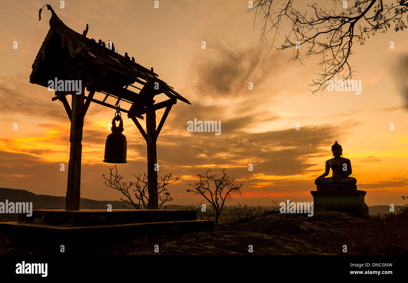 Buddha-Statue im Sonnenuntergang am Phrabuddhachay Tempel Saraburi, Thailand. Stockfoto