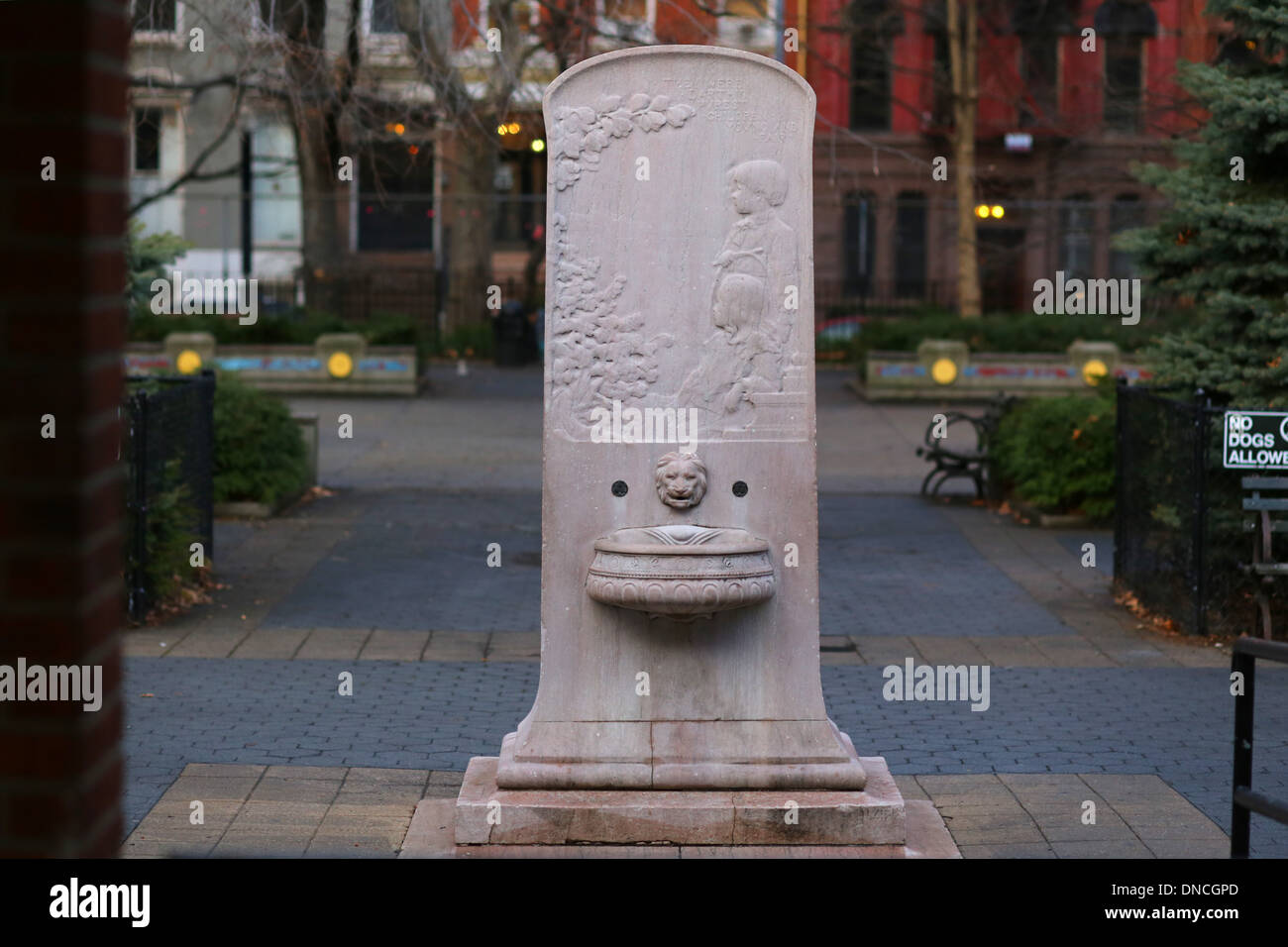 Der General Slocum Memorial Fountain im Tompkins Square Park, New York City. Stockfoto