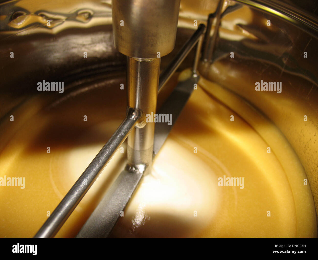 Wenn der Schaum ist entfernt wird der Honig in den Eimer Stiring-Maschine eingefüllt. Autimatically alle sechs Stunden wird der Honig langsam verrührt ist. Die meisten Völker wollen cremigen Honig essen. Foto: Klaus Nowottnick Datum: 12. Juni 2007 Stockfoto