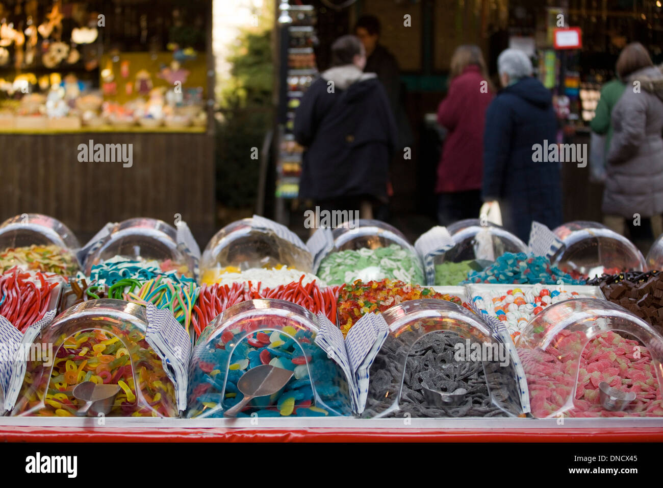 Süßigkeiten für den Verkauf auf einem Marktstand Stockfoto