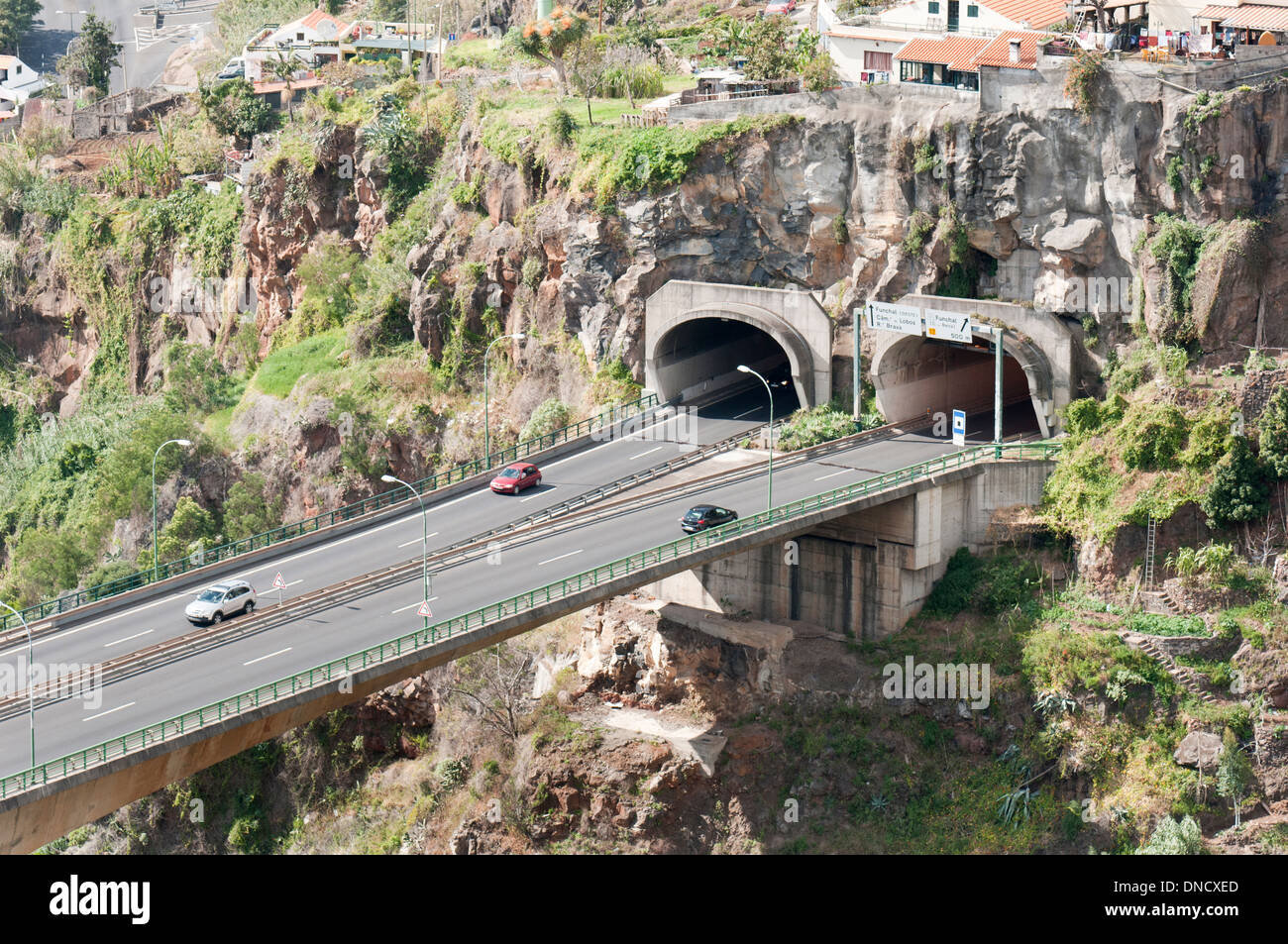 Madeiras Schnellstraße macht ausgiebig Gebrauch von Tunneln, die bis zu 3,5 km zu verlängern, wie gesehen in der Nähe von Funchal, Madeira, Portugal, Europa Stockfoto