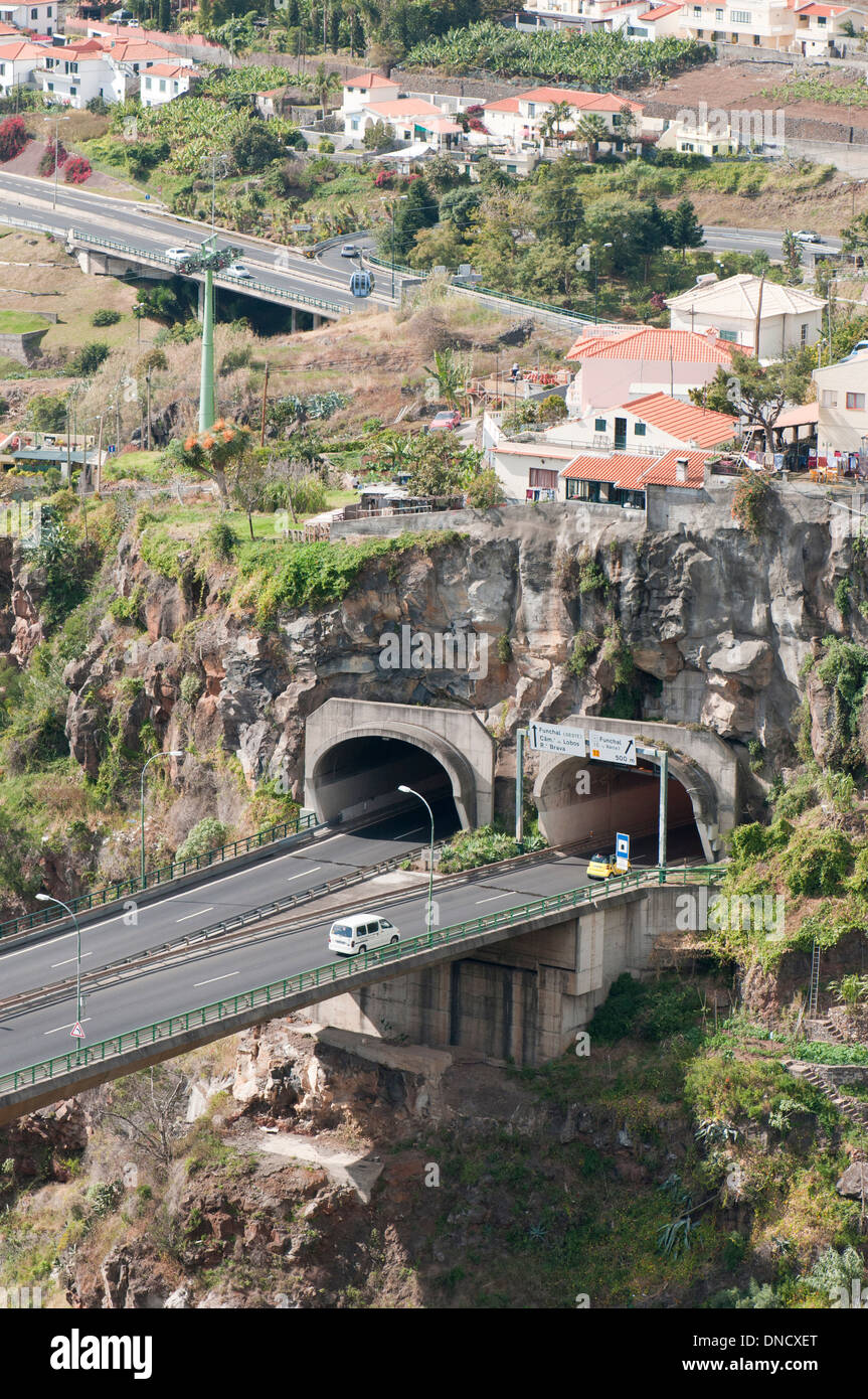 Madeiras Schnellstraße macht ausgiebig Gebrauch von Tunneln, die bis zu 3,5 km zu verlängern, wie gesehen in der Nähe von Funchal, Madeira, Portugal, Europa Stockfoto