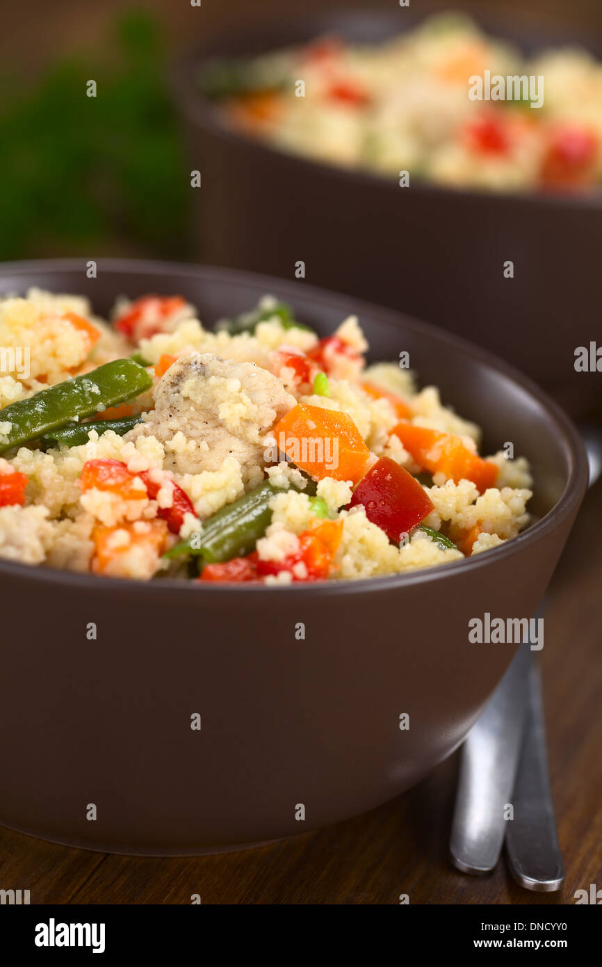 Zwei Schüsseln mit Couscous Gericht mit Huhn, grüne Bohnen, Karotten und Paprika Stockfoto