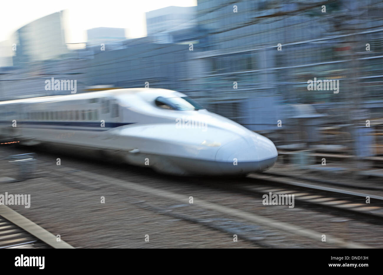 Japan, Tokyo, Shinkansen-Hochgeschwindigkeitszug auf Schienen Stockfoto