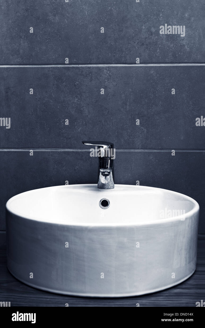 Elegante Waschbecken im Badezimmer mit schönen grauen Keramikfliesen Stockfoto