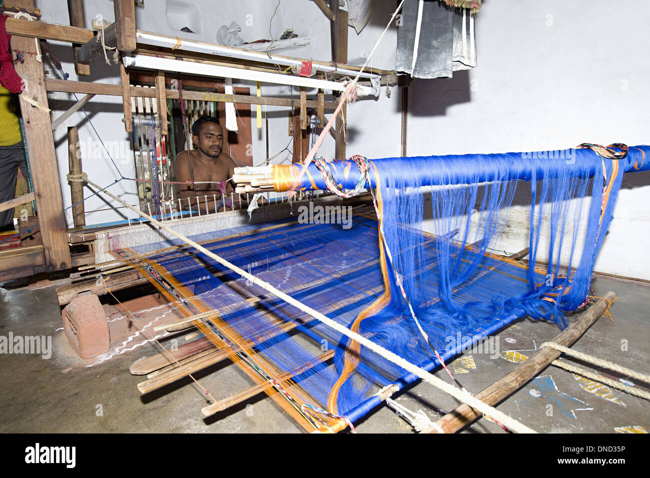 Mann, die Weberei Sari am Handwebstuhl, Orissa, Indien Stockfoto