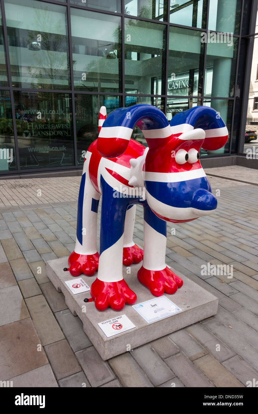 80 Gromits Unleashed Charity-Kunstausstellung statt in Bristol von Juli bis September 2013. Mama nimmt Bilder von Kindern. Stockfoto