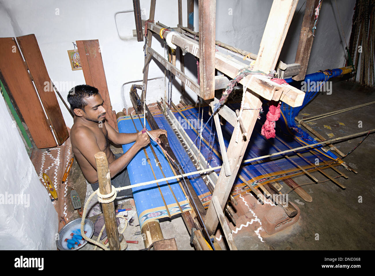 Mann, die Weberei Sari am Handwebstuhl, Orissa, Indien Stockfoto