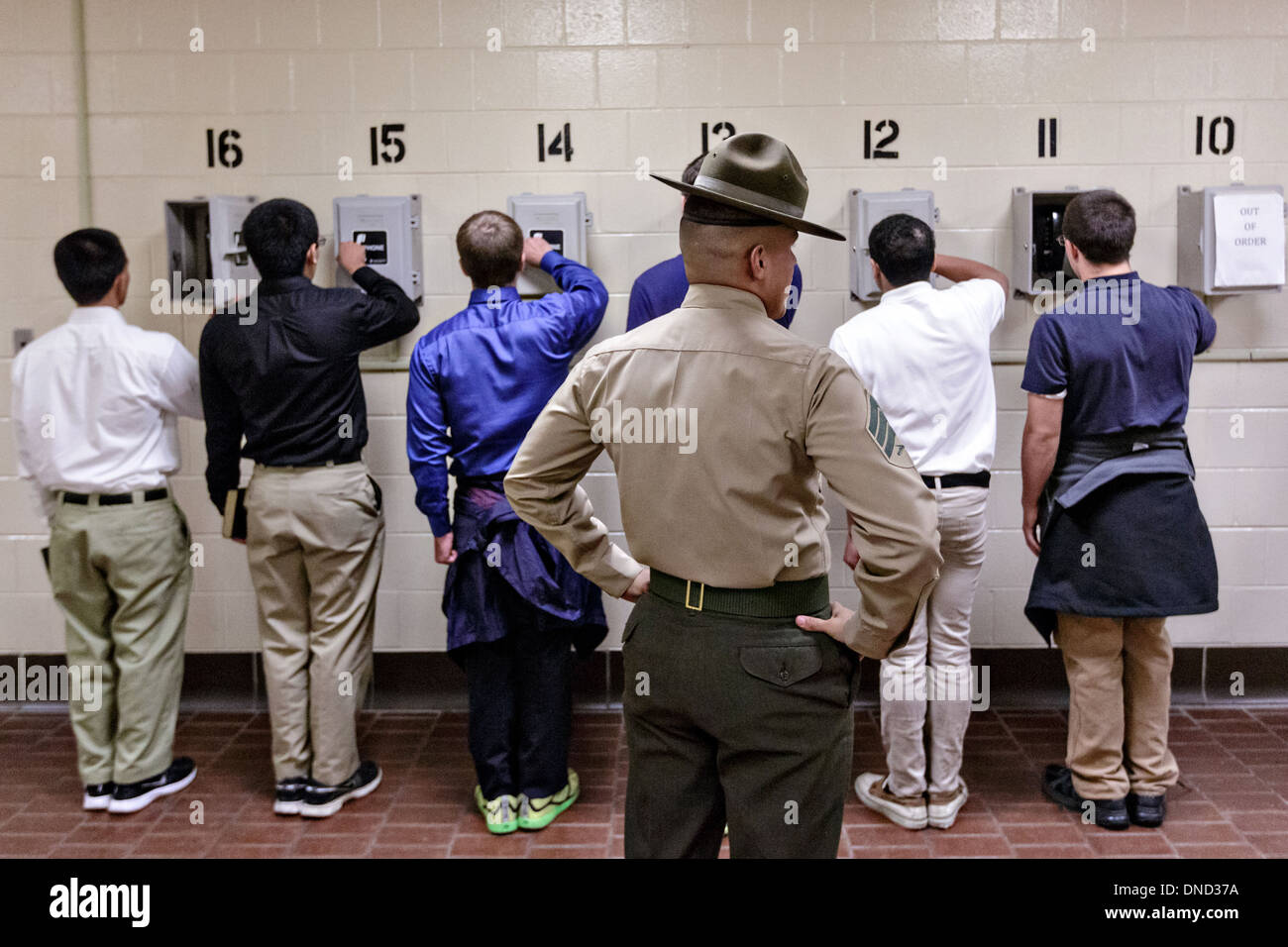 US Marine Corps Drill Instruktoren direkt neu angekommenen Rekruten durch den letzten Anruf nach Hause während Empfang im Marine Corps zu rekrutieren Depot Parris Island 13 Wochen von Boot Camp 9. Dezember 2013 in Port Royal, South Carolina beginnen. Die Marines trainieren jährlich etwa 17.000 Rekruten auf Parris Island. Stockfoto