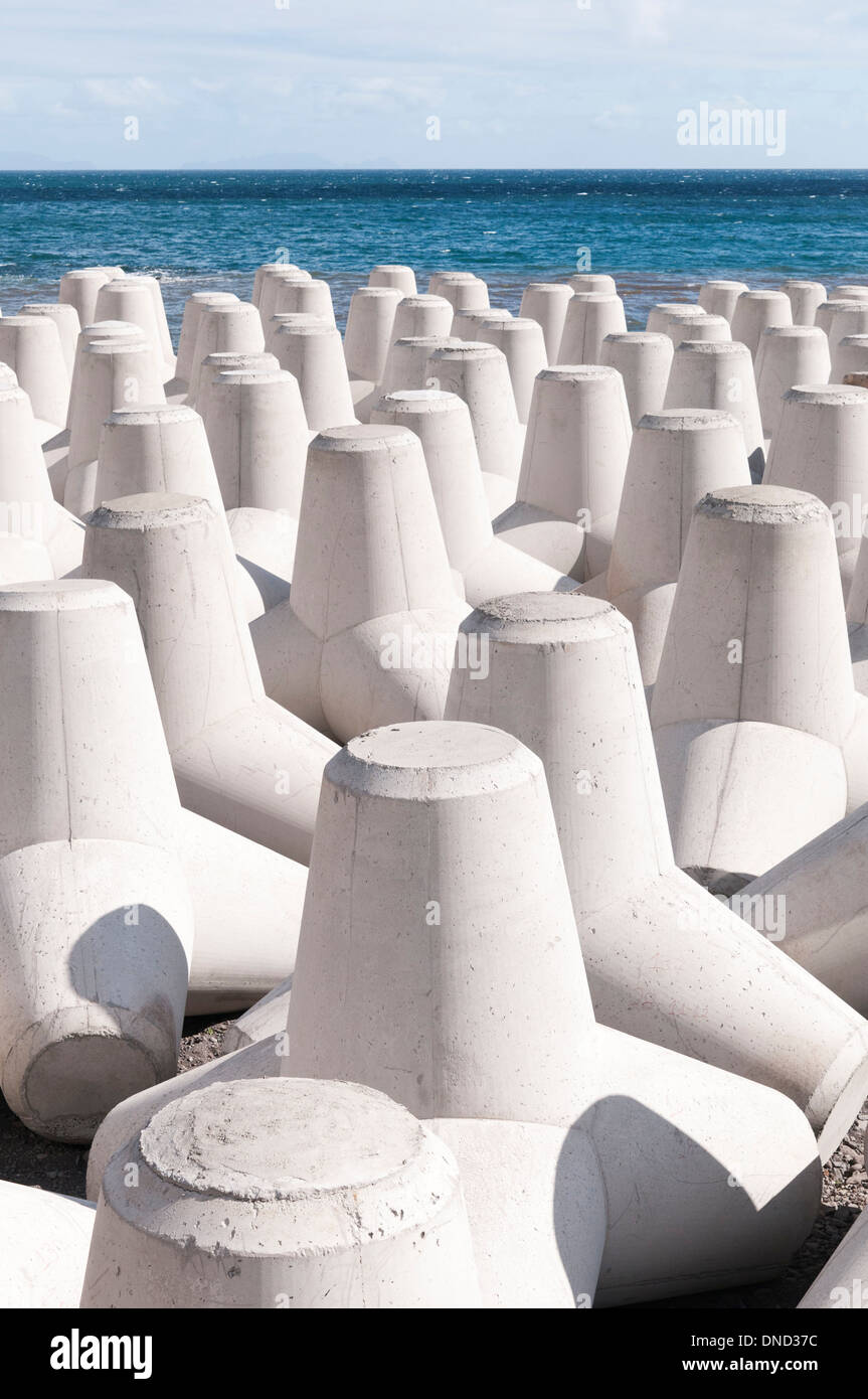 Betonblöcke schützen die Küste vor den Verwüstungen des Meeres am Praia Formosa, Funchal, Madeira, Portugal Stockfoto