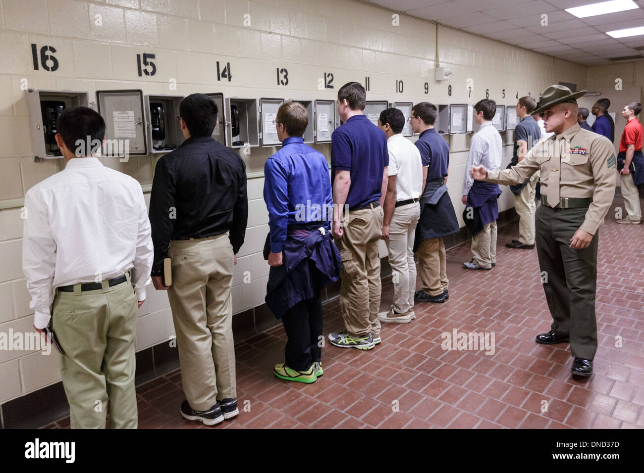 US Marine Corps Drill Instruktoren direkt neu angekommenen Rekruten durch den letzten Anruf nach Hause während Empfang im Marine Corps zu rekrutieren Depot Parris Island 13 Wochen von Boot Camp 9. Dezember 2013 in Port Royal, South Carolina beginnen. Die Marines trainieren jährlich etwa 17.000 Rekruten auf Parris Island. Stockfoto