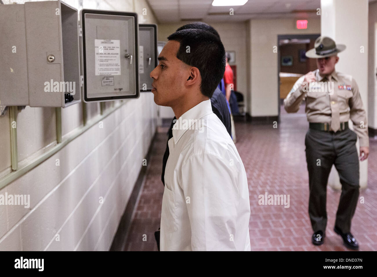 US Marine Corps Drill Instruktoren direkt neu angekommenen Rekruten durch den letzten Anruf nach Hause während Empfang im Marine Corps zu rekrutieren Depot Parris Island 13 Wochen von Boot Camp 9. Dezember 2013 in Port Royal, South Carolina beginnen. Die Marines trainieren jährlich etwa 17.000 Rekruten auf Parris Island. Stockfoto