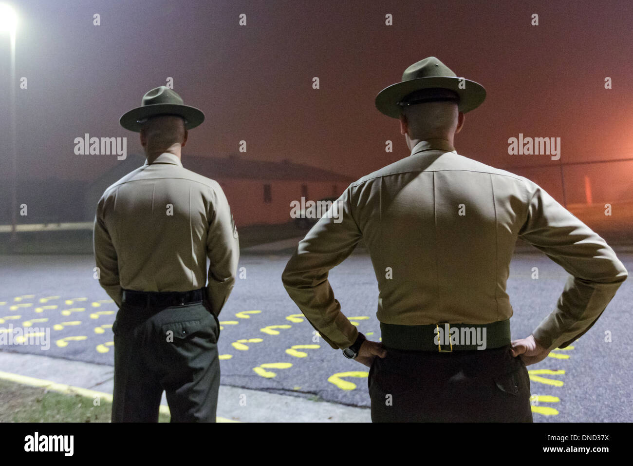 U.S. Marine Corps Drill Instruktoren warten direkt die Ankunft der neuen Rekruten im Marine Corps zu rekrutieren Depot Parris Island 13 Wochen von Boot Camp 9. Dezember 2013 in Port Royal, South Carolina beginnen. Die Marines trainieren jährlich etwa 17.000 Rekruten auf Parris Island. Stockfoto