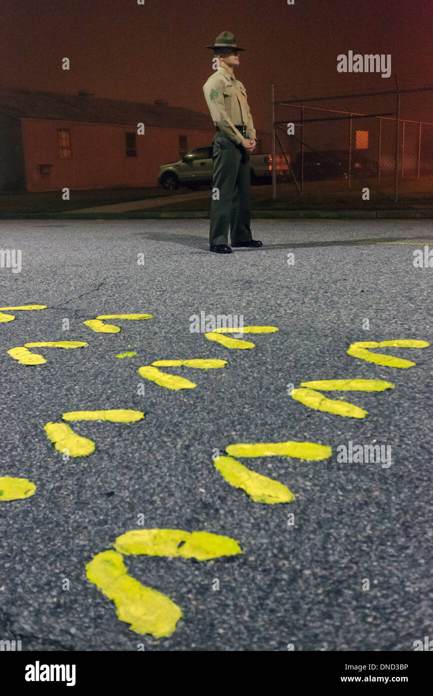 U.S. Marine Corps Drill Instruktoren warten direkt die Ankunft der neuen Rekruten im Marine Corps zu rekrutieren Depot Parris Island 13 Wochen von Boot Camp 9. Dezember 2013 in Port Royal, South Carolina beginnen. Die Marines trainieren jährlich etwa 17.000 Rekruten auf Parris Island. Stockfoto