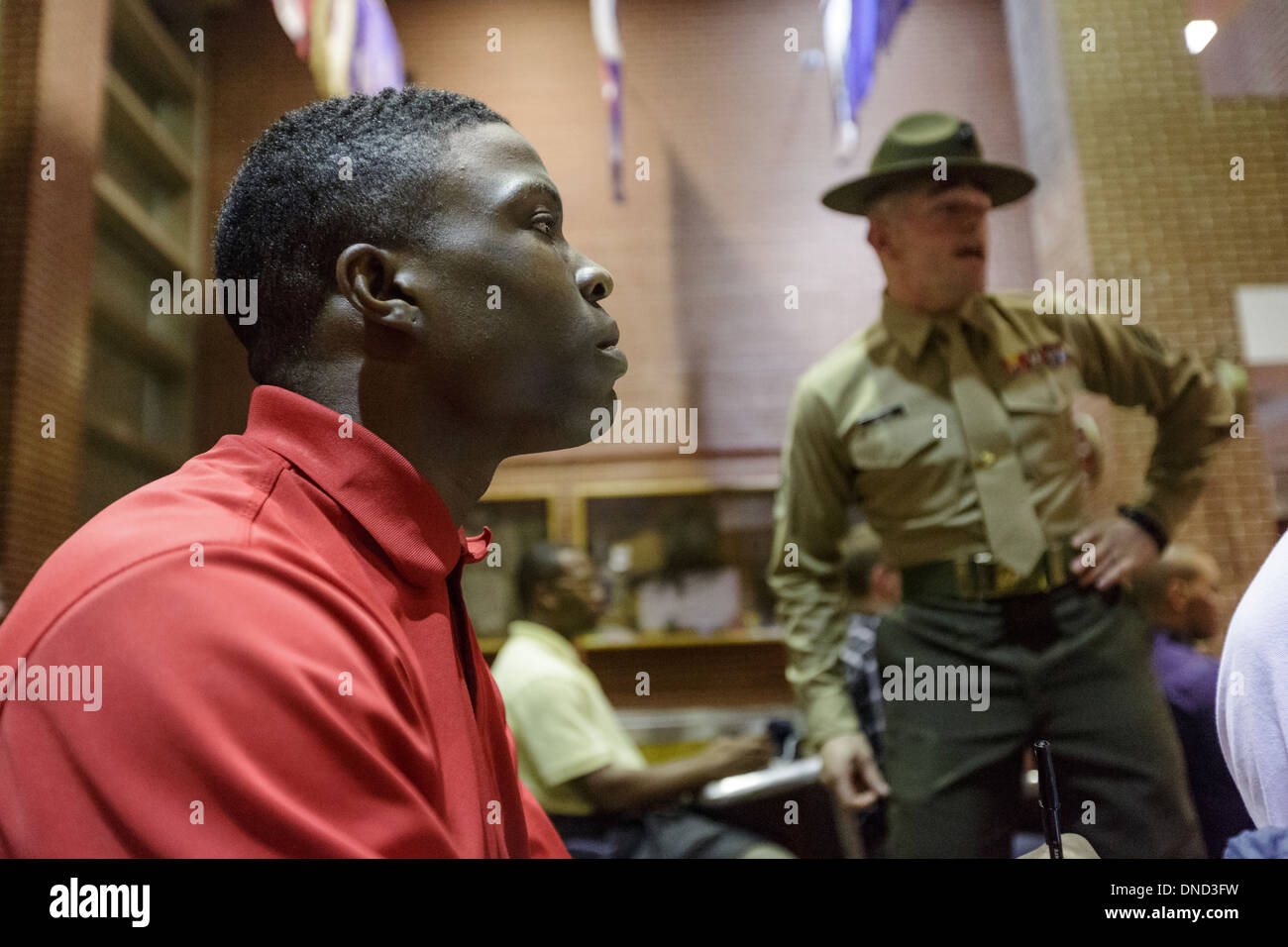 U.S. Marine Corps Drill Instruktoren direkt neu angekommene Rekruten durch Einnahme im Marine Corps zu rekrutieren Depot Parris Island 13 Wochen von Boot Camp 9. Dezember 2013 in Port Royal, South Carolina beginnen. Die Marines trainieren jährlich etwa 17.000 Rekruten auf Parris Island. Stockfoto
