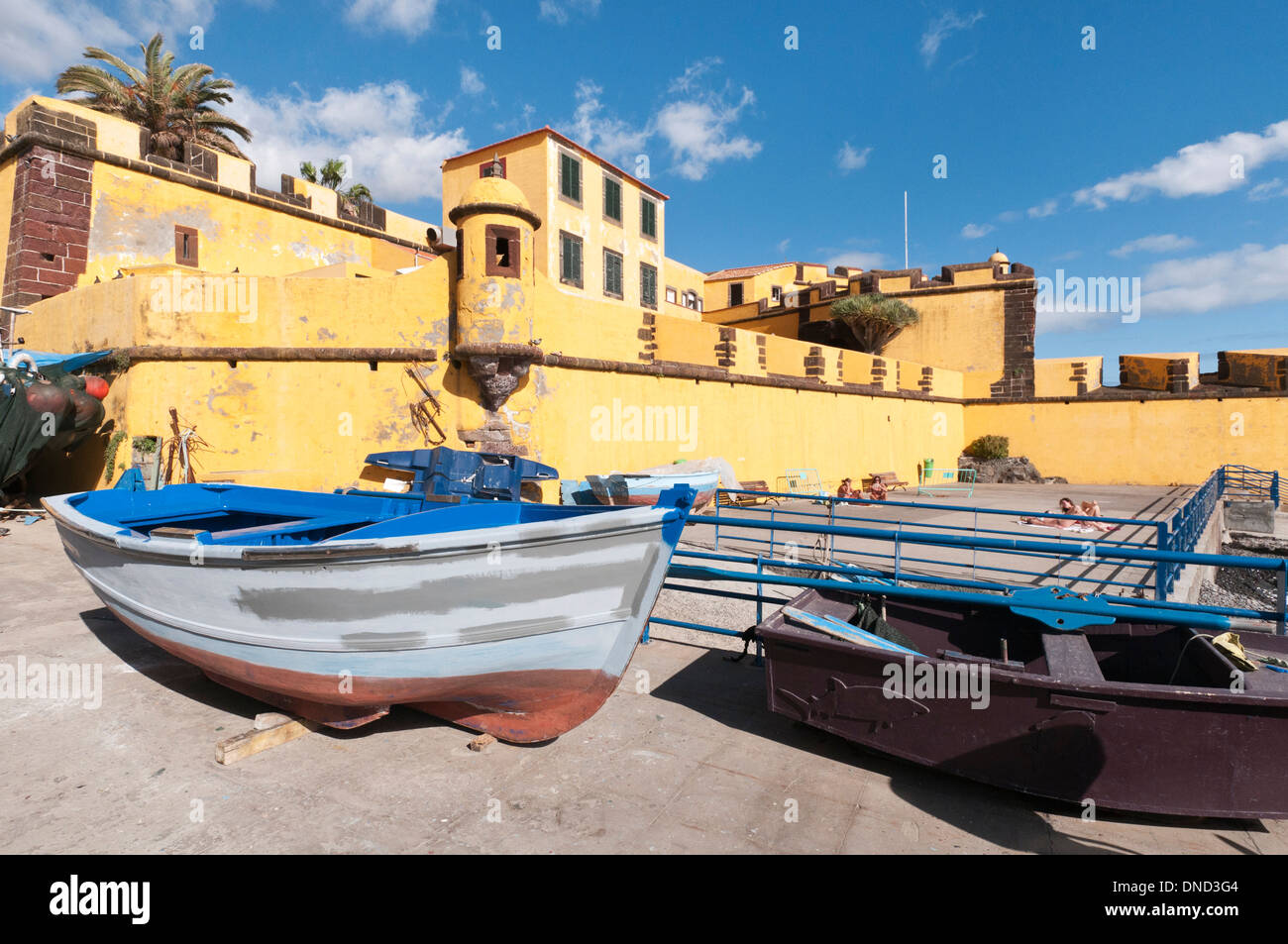 Angelboote/Fischerboote gestrandet außerhalb der Santiago Fort, jetzt ein Museum/Kunstgalerie in Funchal Madeira, Portugal Stockfoto