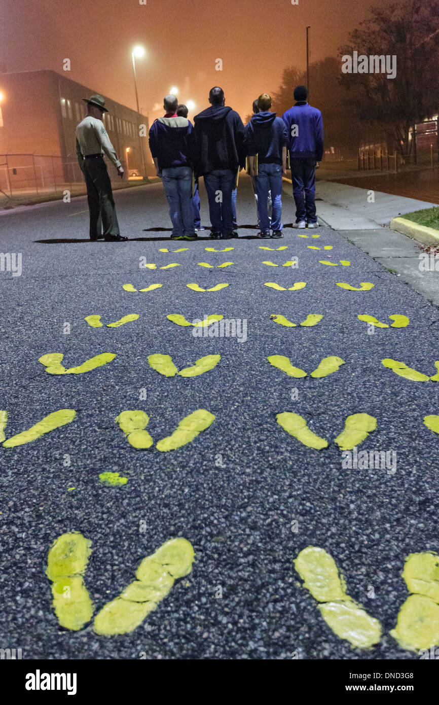 U.S. Marine Corps Drill Instruktoren direkt neu angekommene Rekruten durch Einnahme im Marine Corps zu rekrutieren Depot Parris Island 13 Wochen von Boot Camp 9. Dezember 2013 in Port Royal, South Carolina beginnen. Die Marines trainieren jährlich etwa 17.000 Rekruten auf Parris Island. Stockfoto