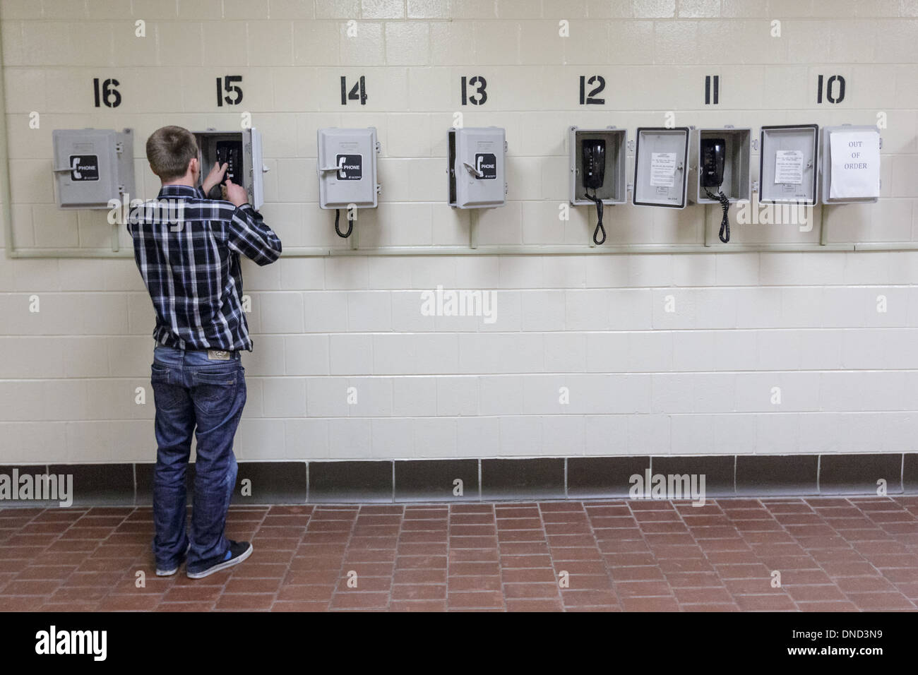Ein US-Marinekorps Rekruten macht seine letzte rufen Sie zu Hause beim Empfang im Marine Corps zu rekrutieren Depot Parris Island zu beginnen 13 Wochen von Boot Camp 9. Dezember 2013 in Port Royal, South Carolina. Die Marines trainieren jährlich etwa 17.000 Rekruten auf Parris Island. Stockfoto