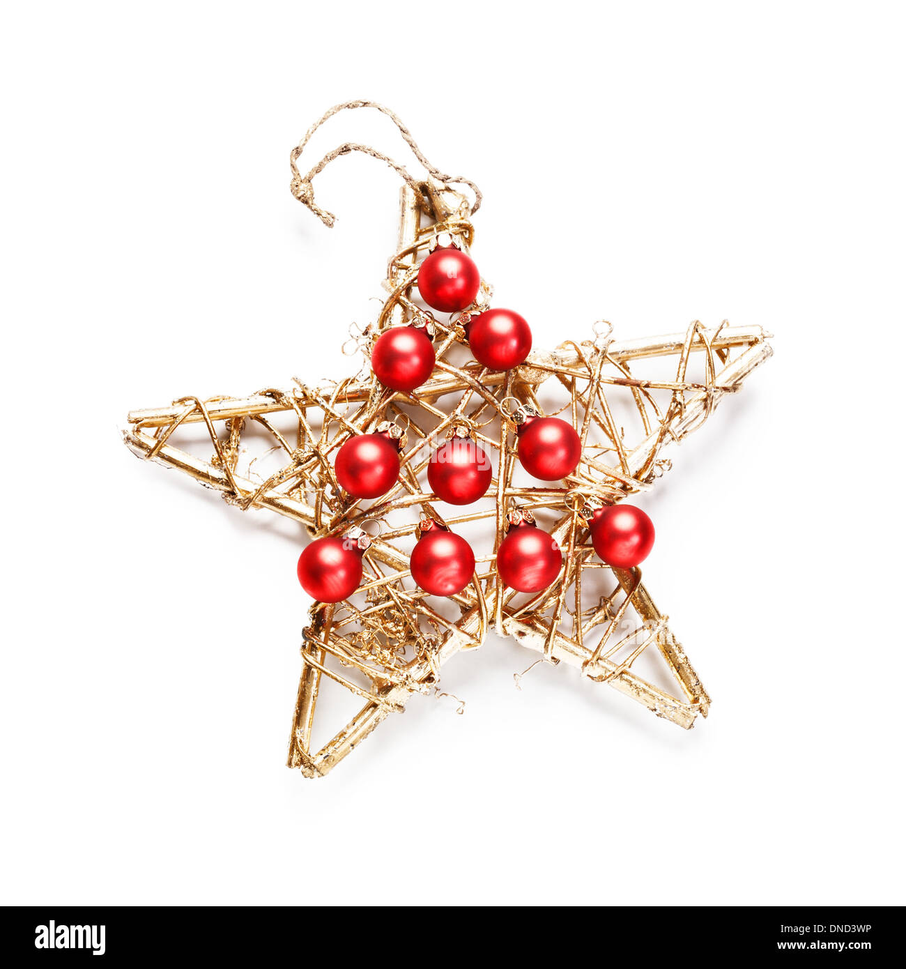 Weihnachts-Dekoration mit roten Kugeln als Weihnachtsbaum und hölzernen Goldstern auf weißem Hintergrund Stockfoto