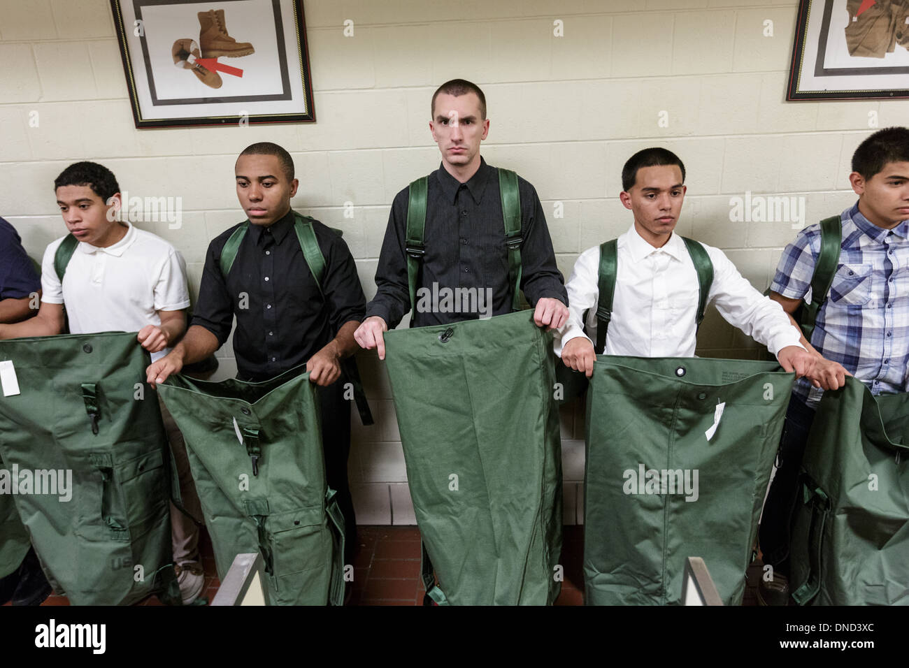 Neu angekommene Marine Corps Rekruten werden ihre Ausrüstung beim Empfang im Marine Corps zu rekrutieren Depot Parris Island ab 13 Wochen von Boot Camp 9. Dezember 2013 in Port Royal, South Carolina ausgestellt. Die Marines trainieren jährlich etwa 17.000 Rekruten auf Parris Island. Stockfoto