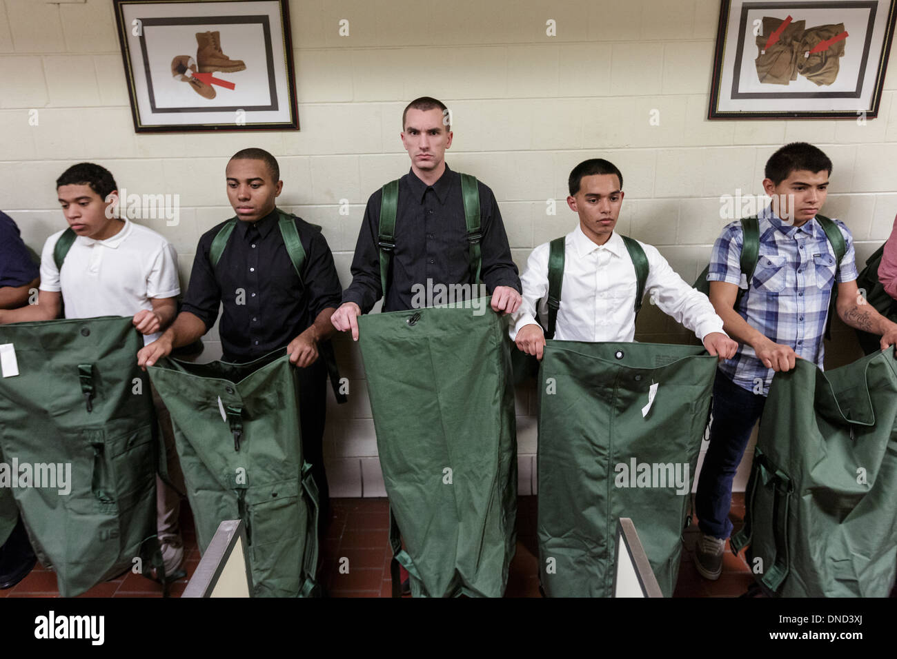 Neu angekommene Marine Corps Rekruten werden ihre Ausrüstung beim Empfang im Marine Corps zu rekrutieren Depot Parris Island ab 13 Wochen von Boot Camp 9. Dezember 2013 in Port Royal, South Carolina ausgestellt. Die Marines trainieren jährlich etwa 17.000 Rekruten auf Parris Island. Stockfoto
