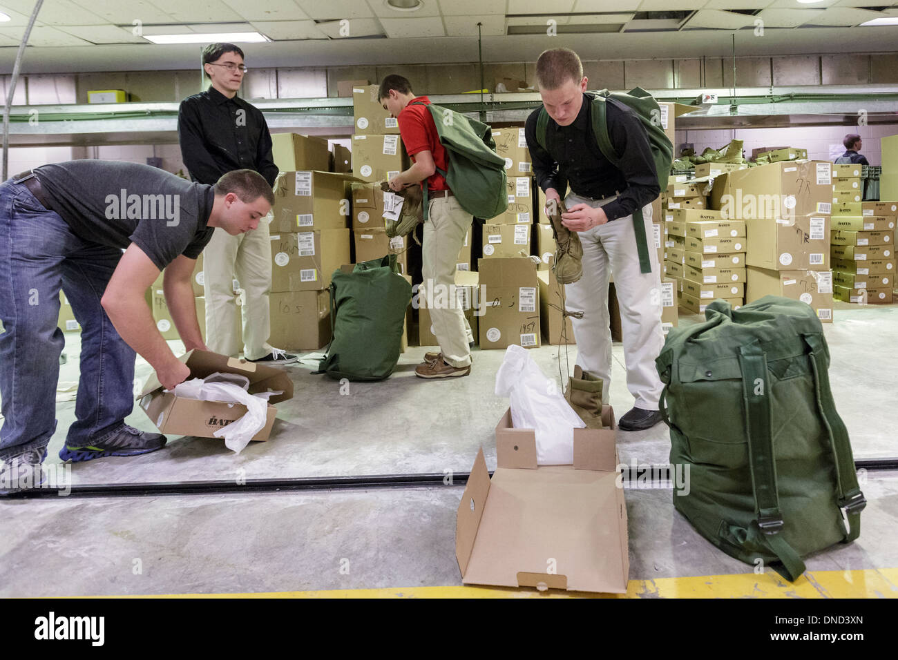 Neu angekommene Marine Corps Rekruten werden ihre Ausrüstung beim Empfang im Marine Corps zu rekrutieren Depot Parris Island ab 13 Wochen von Boot Camp 9. Dezember 2013 in Port Royal, South Carolina ausgestellt. Die Marines trainieren jährlich etwa 17.000 Rekruten auf Parris Island. Stockfoto