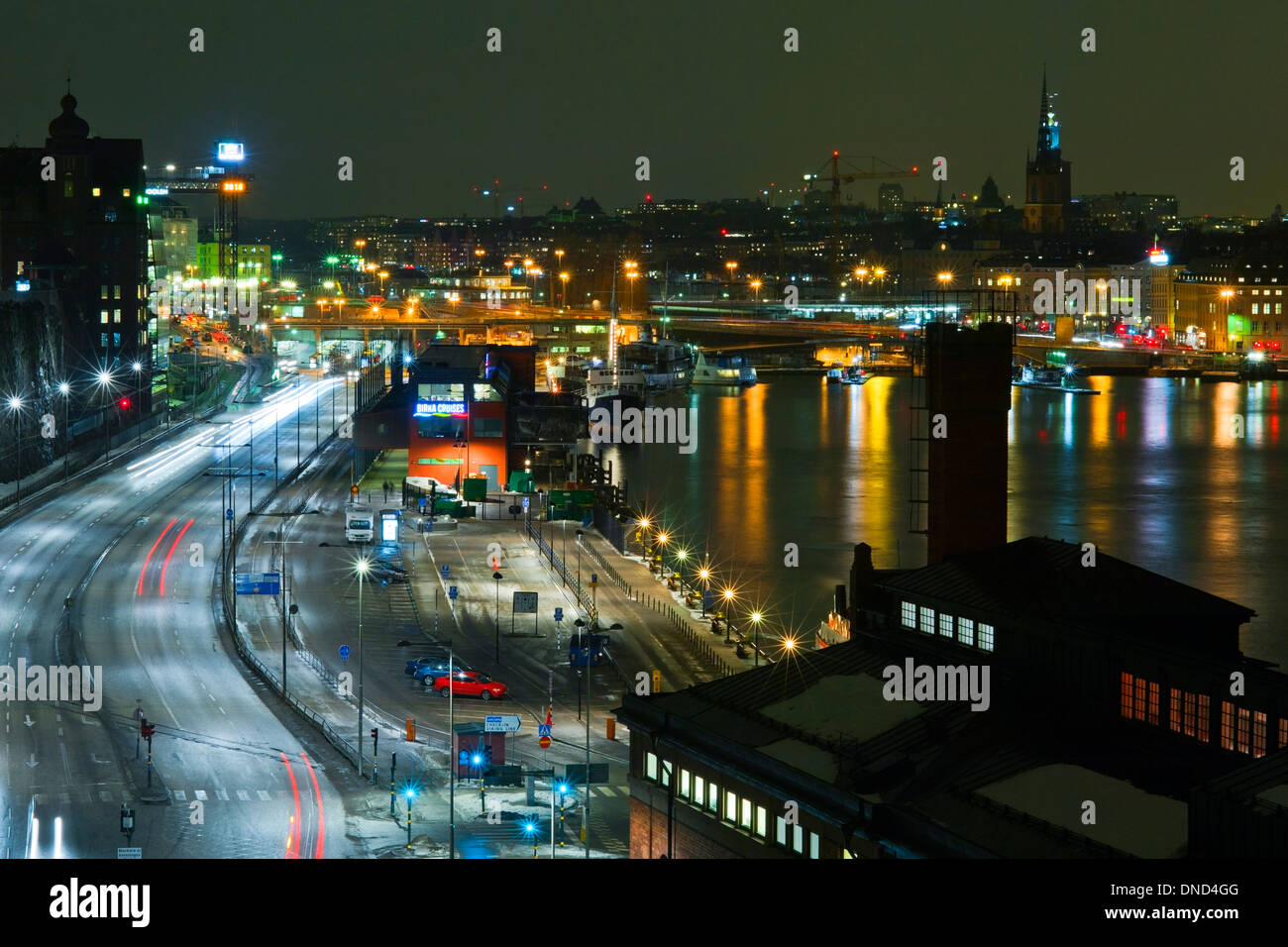 Ansicht von Slussen und Katarina Aufzug (Katarinahissen) Abend, gesehen von einem kleinen Park in Fjällgatan, Södermalm, Stockholm. Stockfoto