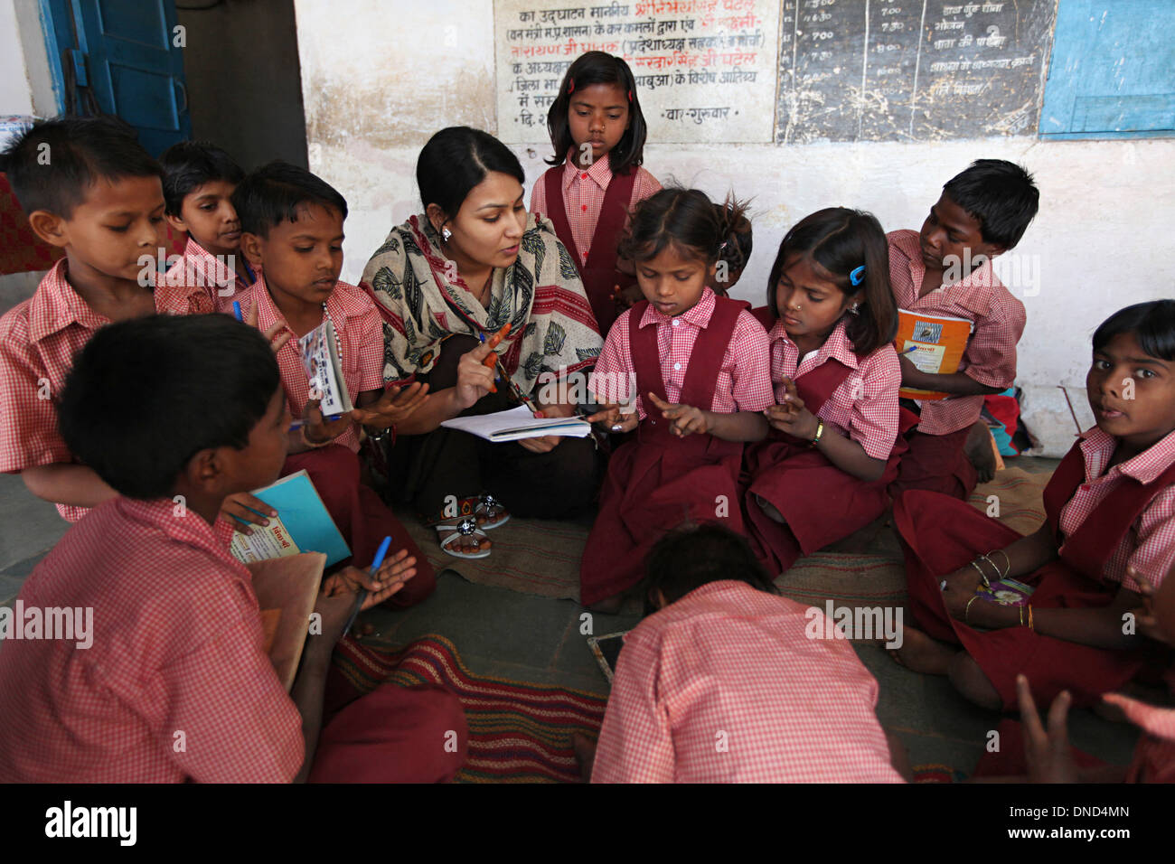 Ein Blick auf ein Klassenzimmer mit Schülern und Lehrer. Ashram School in Rangapura, Zabua Bezirk, Madhya Pradesh Stockfoto
