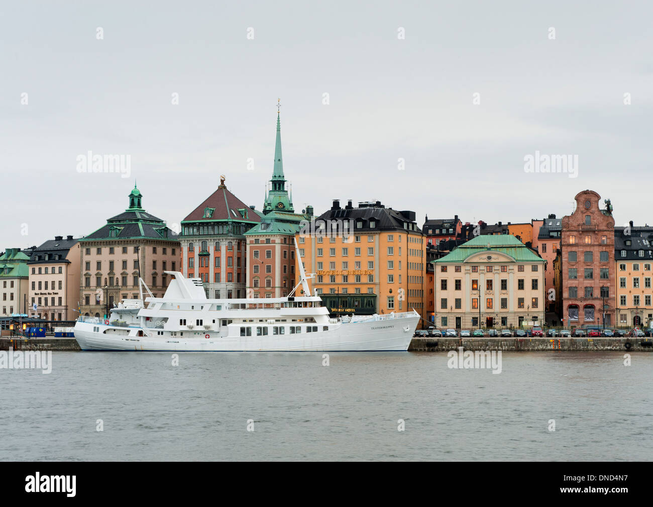 Abendlicher Blick von M/S Teaterskeppet (1959), Passagierschiff, an Skeppsbrokajen in Gamla Stan, Stockholm Anker. Stockfoto