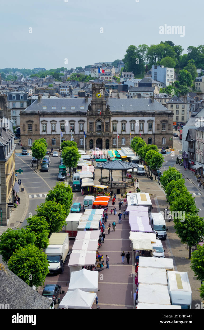 Frankreich, Nord-Bretagne regionale Stadt von Morlaix Place Charles De Gaulle und Rathaus mit Straßenmarkt Stockfoto