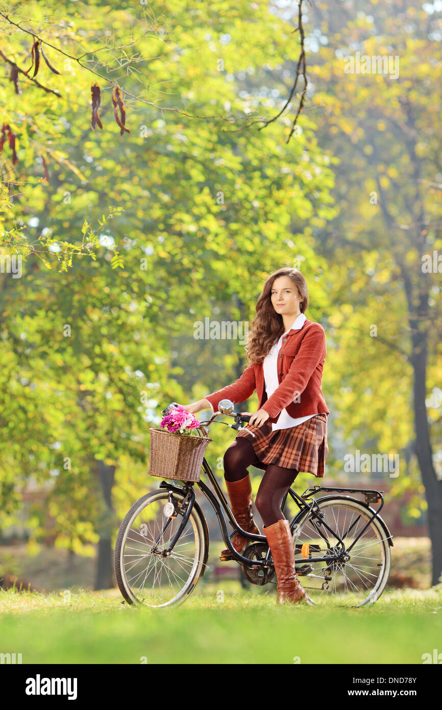 Schöne Frau auf einem Fahrrad in einem park Stockfoto