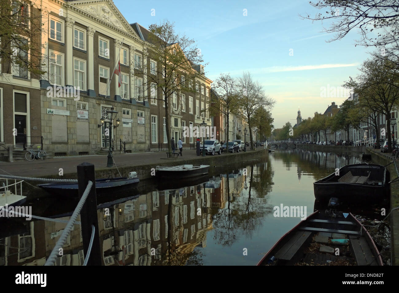 Letzten Sonnenstrahlen am Rapenburg, in die Stadt Leiden, Südholland, Niederlande. Stockfoto
