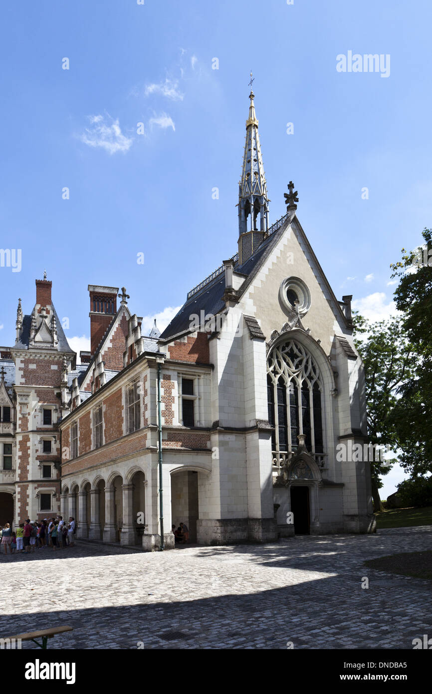 Blois, der Hauptstadt Departement Loir-et-Cher, Zentralfrankreich, gelegen zwischen Orléans und Tours Schloss Hof mit Kirche Stockfoto