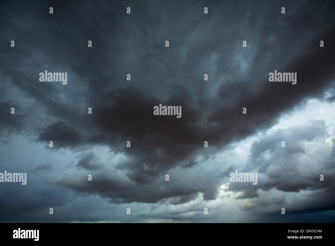 Stürmischen Wolken grau niedrig Schlüssel Himmel mit dramatischen Schatten und Lichter Stockfoto