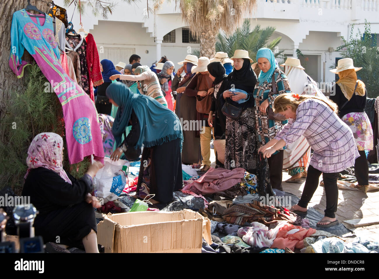 Tunesische Frauen einkaufen Kleidung auf dem lokalen Markt - Houmt Souk, Djerba Insel - Tunesien Stockfoto
