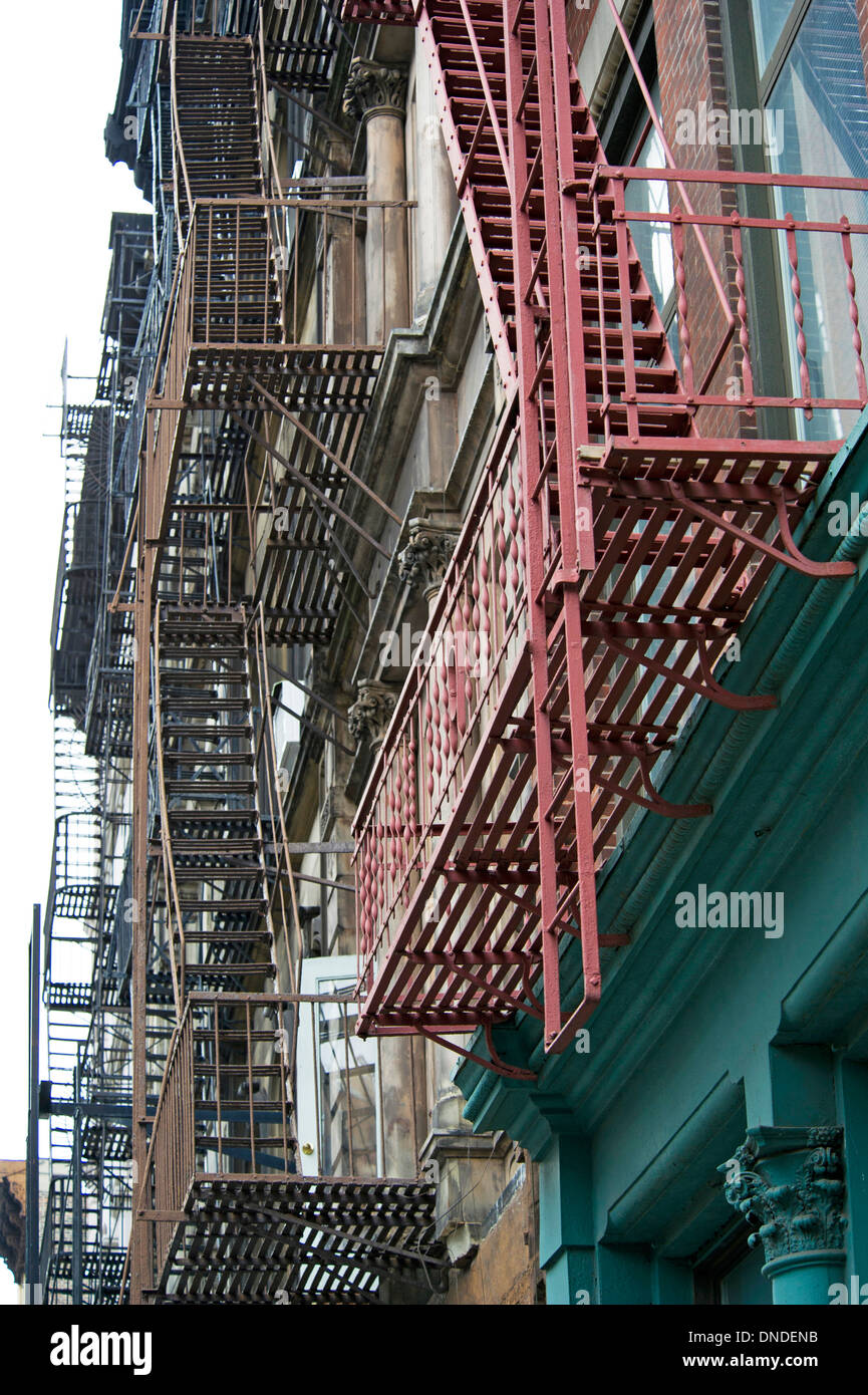 Eisen Feuerleiter Treppen und Balkone an der Fassade eines Gebäudes im Viertel Soho von New York City Stockfoto