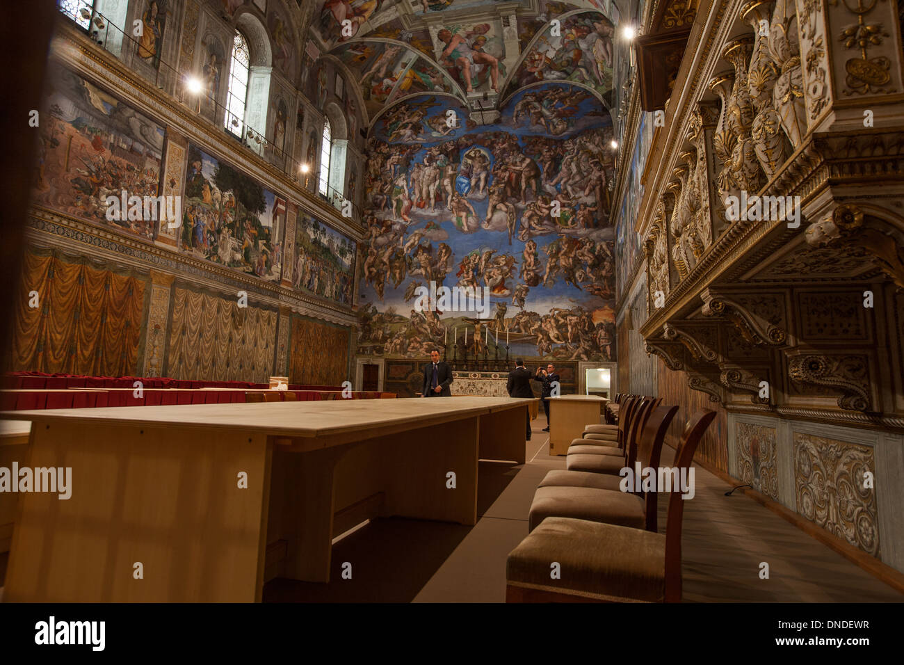 Rom, Vatikan. Die Sixtinische Kapelle angeordnet, um Platz für das Konklave nach dem Reseignation von Papst Benedict XVI. Stockfoto