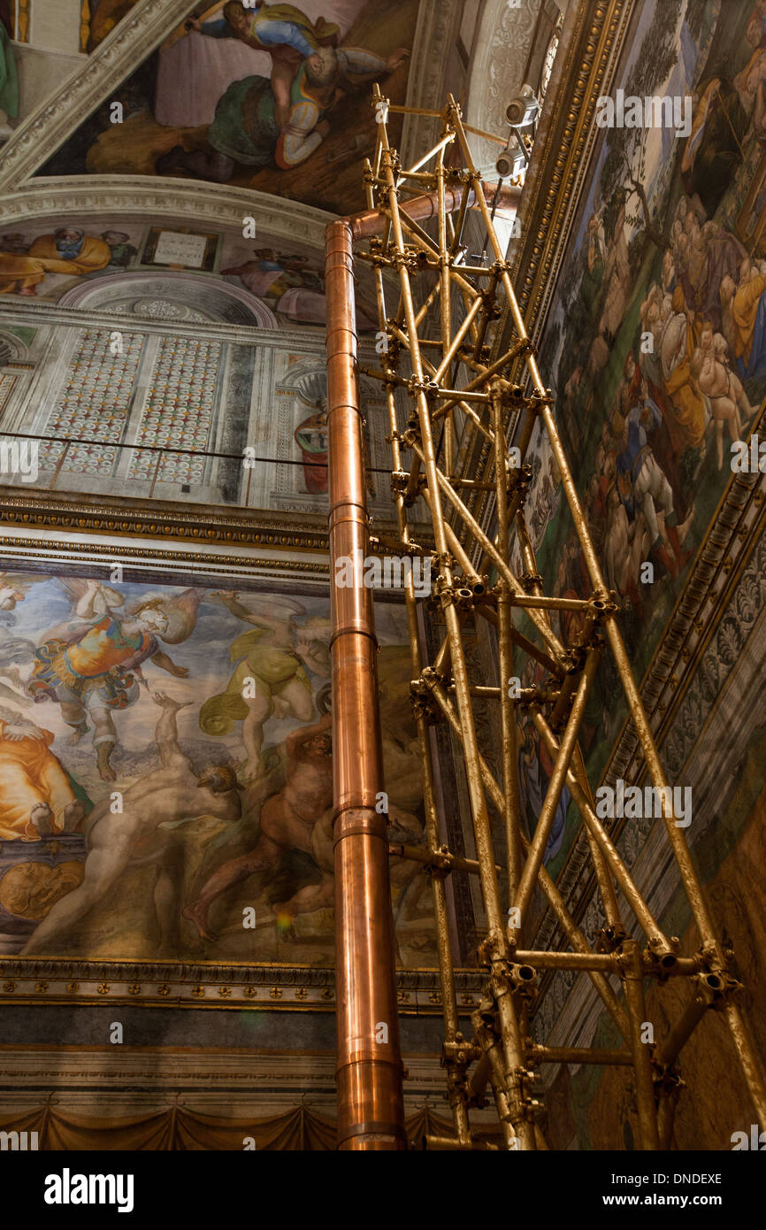 Hinter den Kulissen in der Sixtinischen Kapelle, 13. März 2013, während sie für die Konklave vorbereitet, die Papst Franziskus begrüßt. Stockfoto